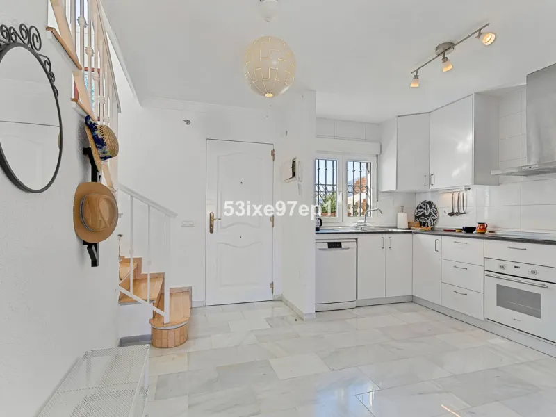 Welcome to this lovely townhouse in a quiet area with fantastic sea views of the entire beach and the port of Fuengirola from the roof terrace!