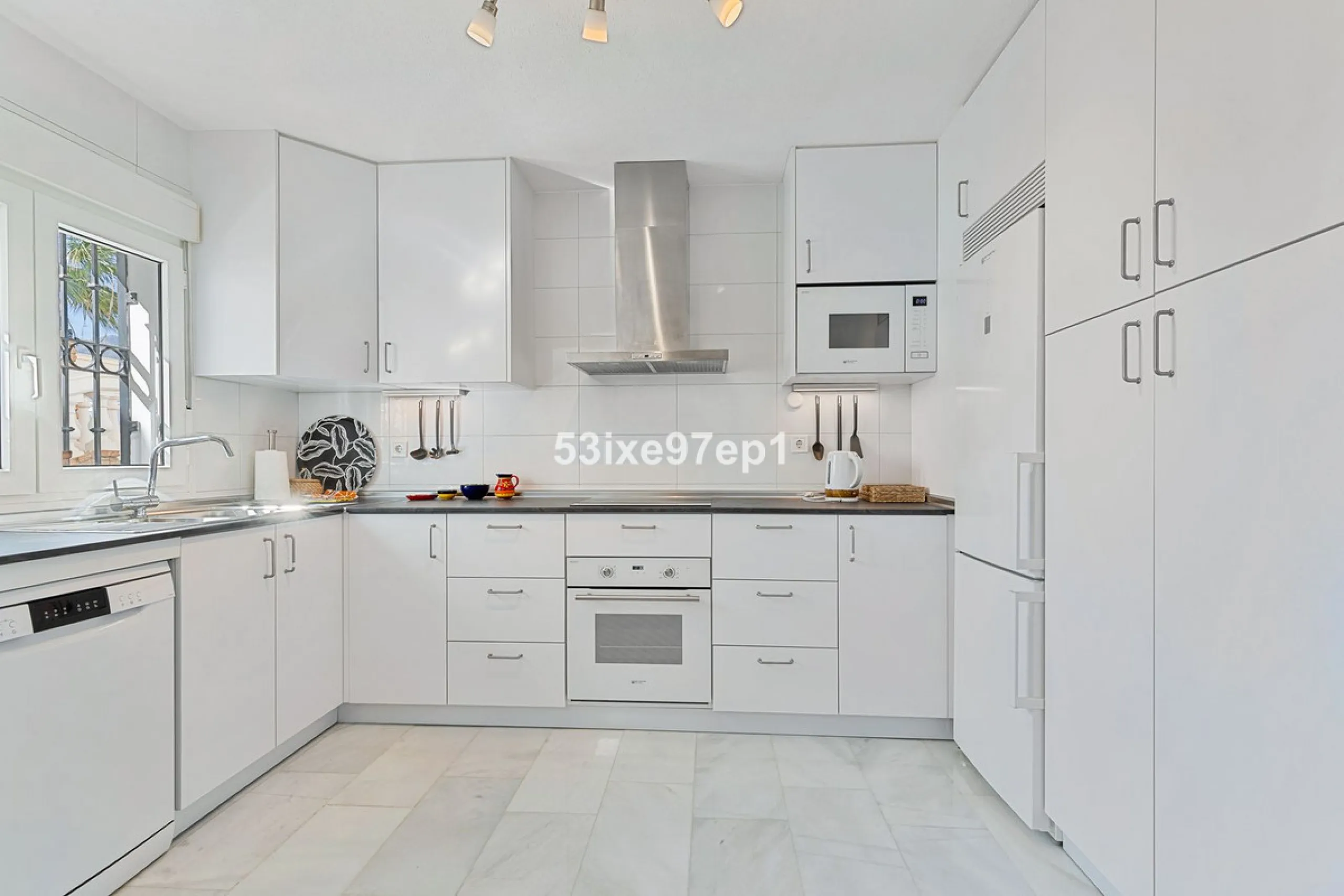 Welcome to this lovely townhouse in a quiet area with fantastic sea views of the entire beach and the port of Fuengirola from the roof terrace!