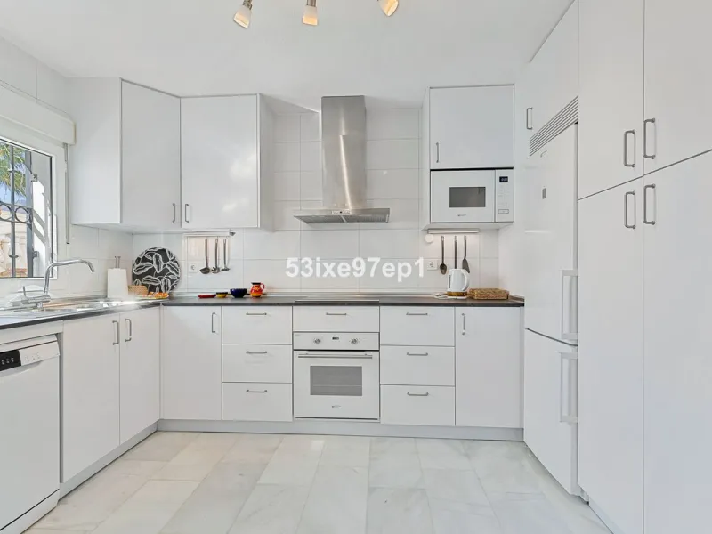 Welcome to this lovely townhouse in a quiet area with fantastic sea views of the entire beach and the port of Fuengirola from the roof terrace!