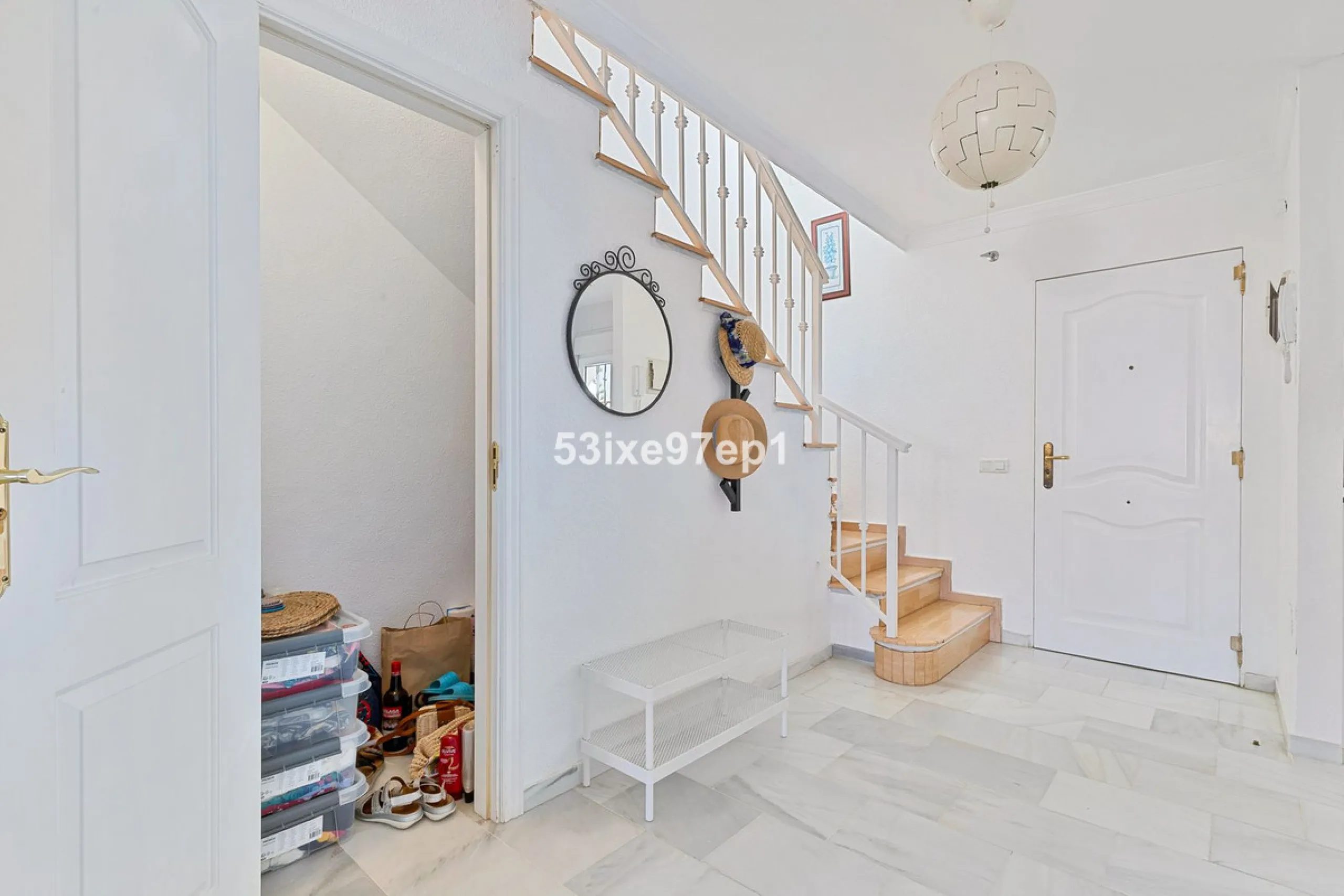 Welcome to this lovely townhouse in a quiet area with fantastic sea views of the entire beach and the port of Fuengirola from the roof terrace!