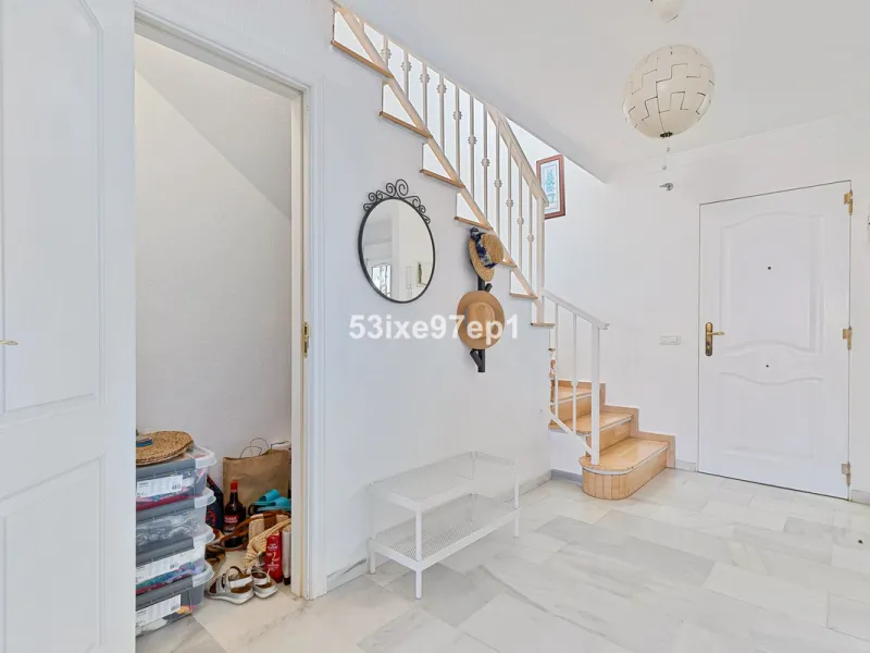 Welcome to this lovely townhouse in a quiet area with fantastic sea views of the entire beach and the port of Fuengirola from the roof terrace!
