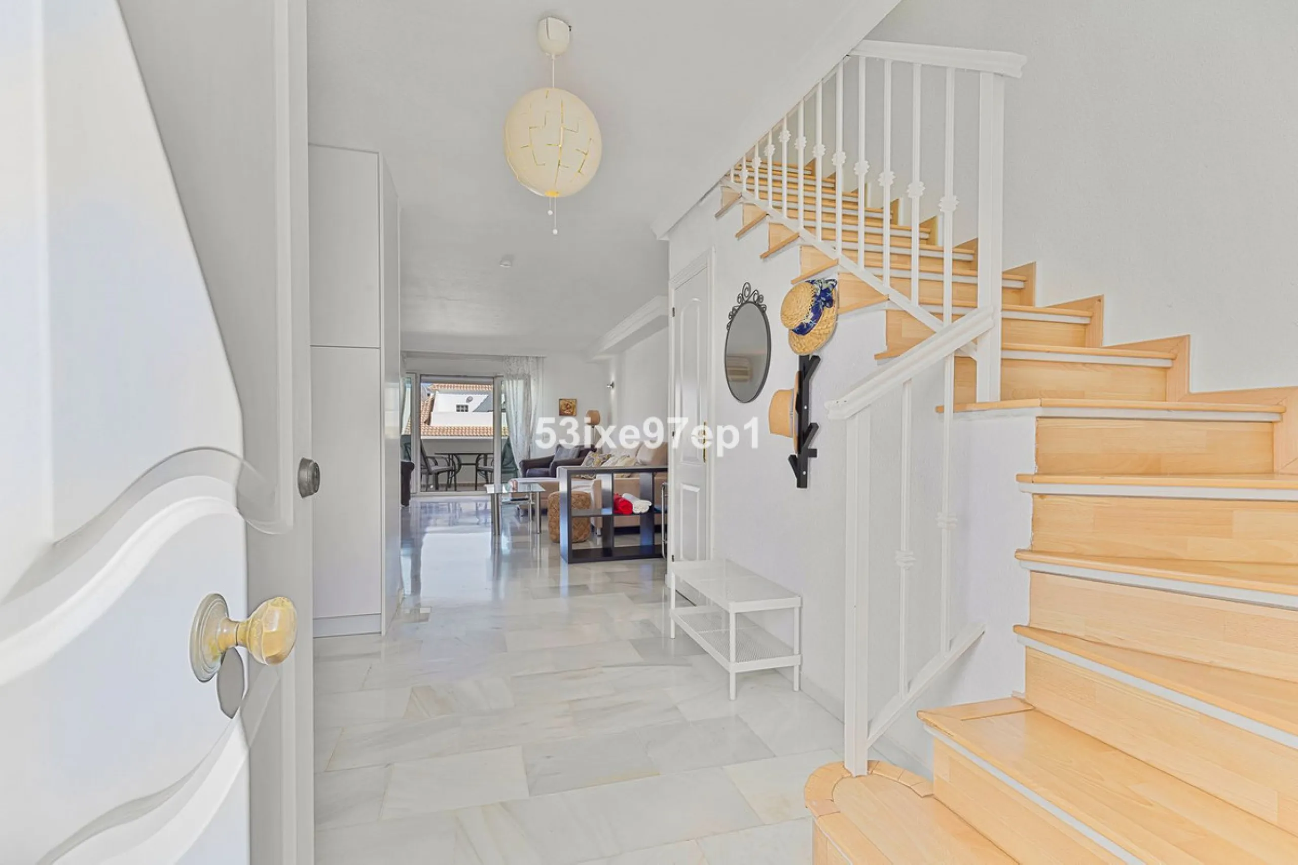 Welcome to this lovely townhouse in a quiet area with fantastic sea views of the entire beach and the port of Fuengirola from the roof terrace!