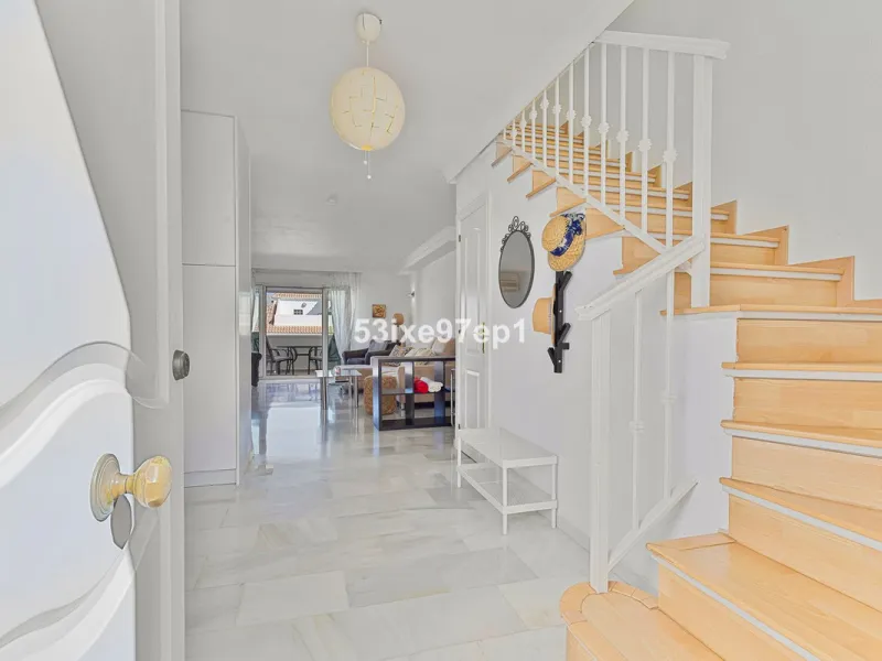 Welcome to this lovely townhouse in a quiet area with fantastic sea views of the entire beach and the port of Fuengirola from the roof terrace!