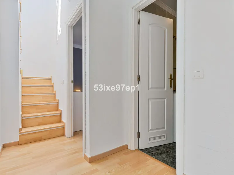 Welcome to this lovely townhouse in a quiet area with fantastic sea views of the entire beach and the port of Fuengirola from the roof terrace!