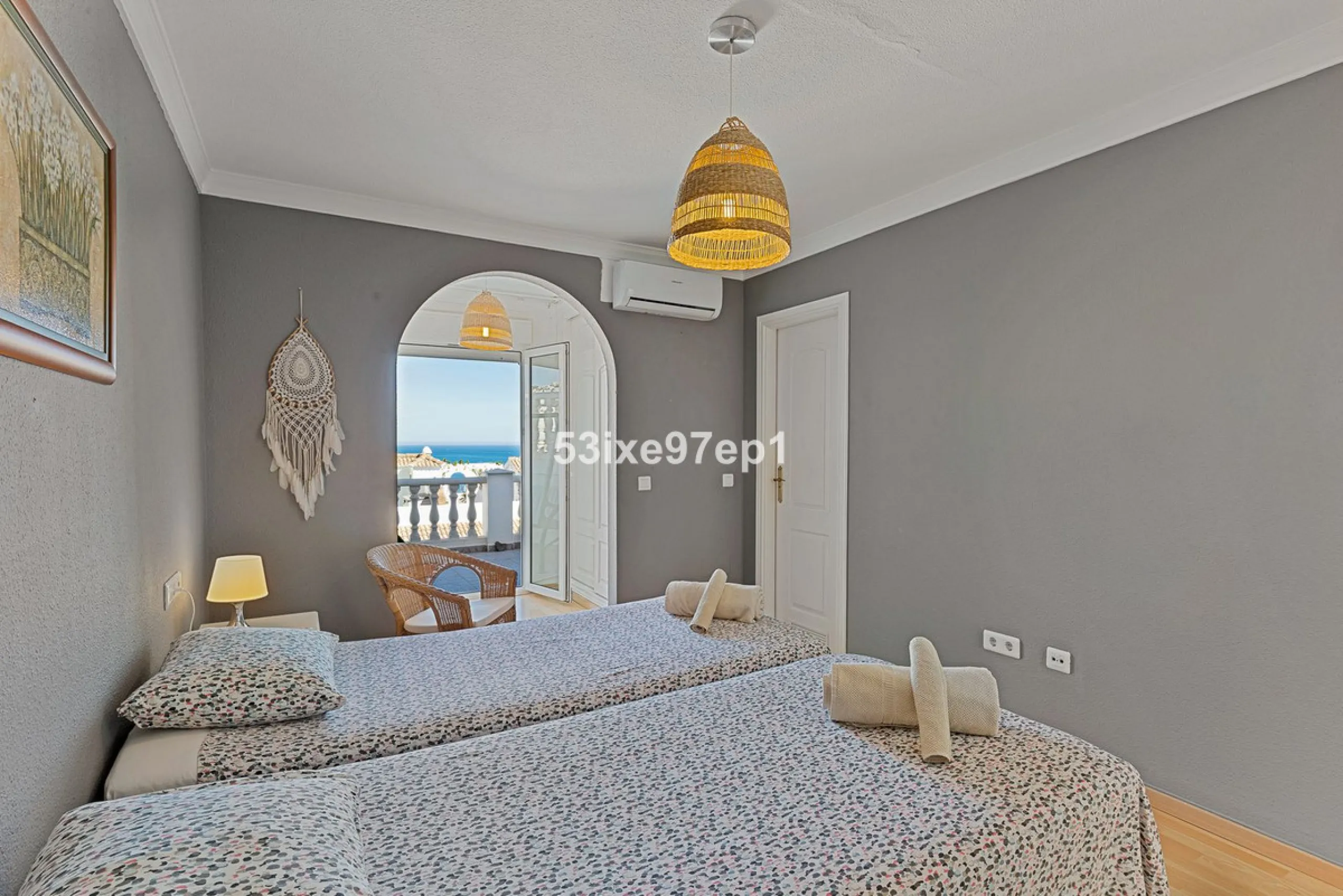 Welcome to this lovely townhouse in a quiet area with fantastic sea views of the entire beach and the port of Fuengirola from the roof terrace!