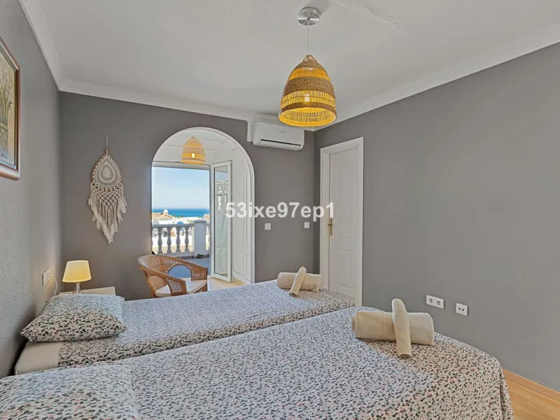 Welcome to this lovely townhouse in a quiet area with fantastic sea views of the entire beach and the port of Fuengirola from the roof terrace!
