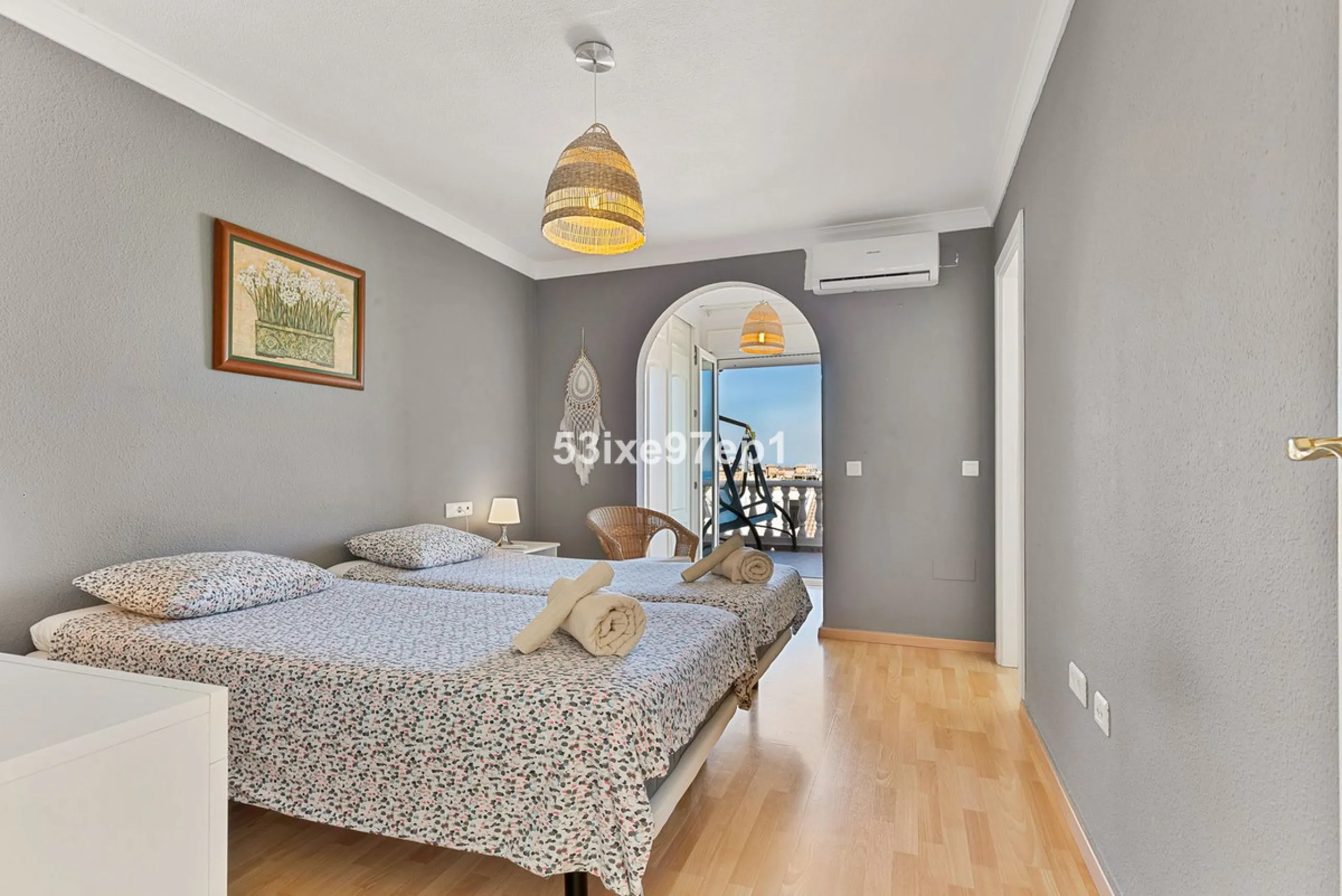 Welcome to this lovely townhouse in a quiet area with fantastic sea views of the entire beach and the port of Fuengirola from the roof terrace!