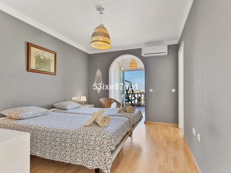 Welcome to this lovely townhouse in a quiet area with fantastic sea views of the entire beach and the port of Fuengirola from the roof terrace!