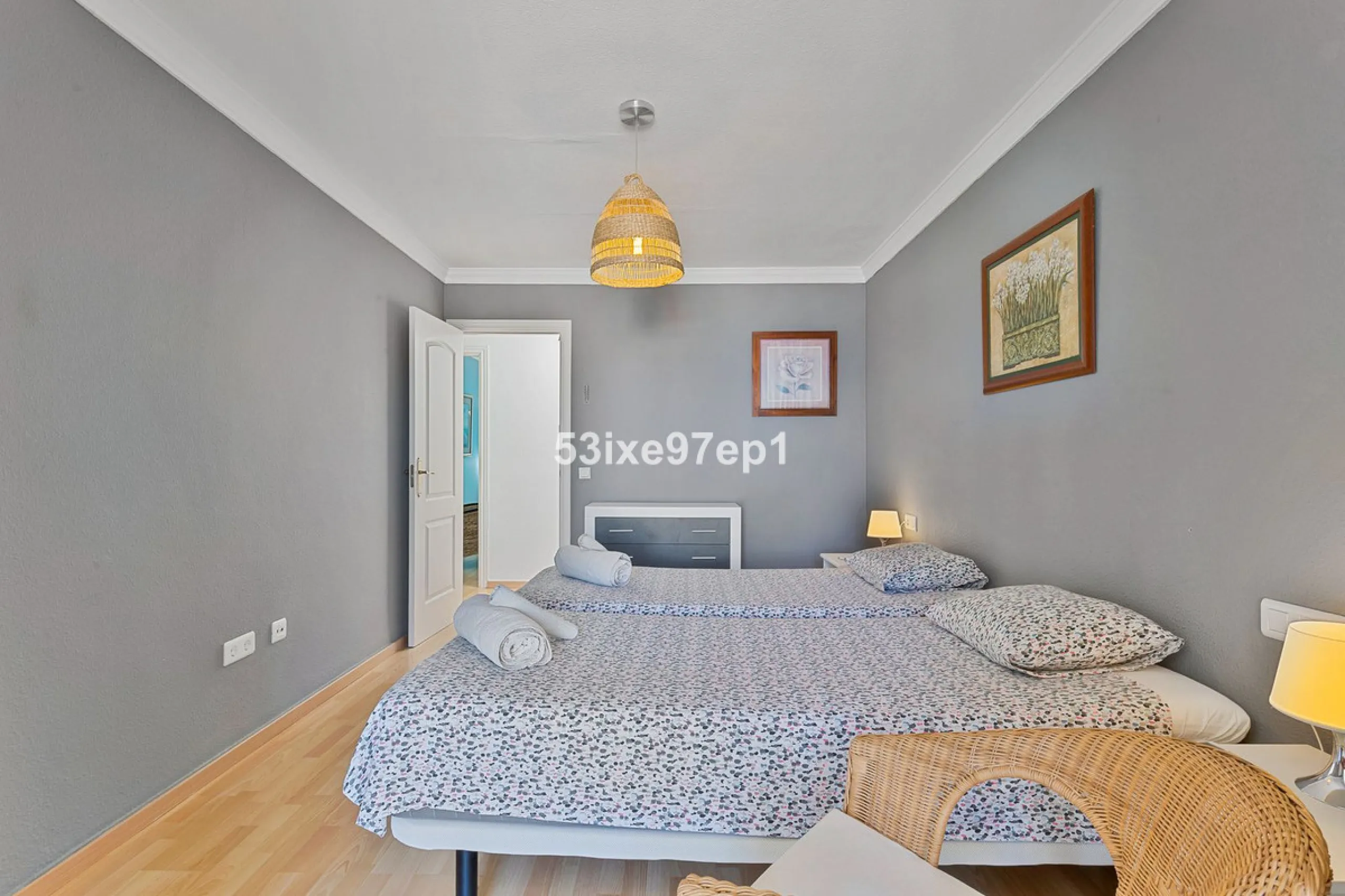Welcome to this lovely townhouse in a quiet area with fantastic sea views of the entire beach and the port of Fuengirola from the roof terrace!