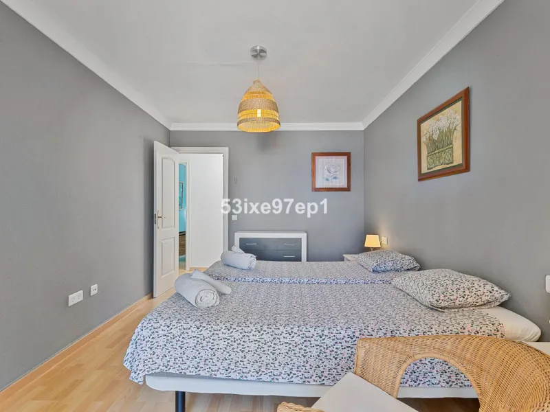 Welcome to this lovely townhouse in a quiet area with fantastic sea views of the entire beach and the port of Fuengirola from the roof terrace!