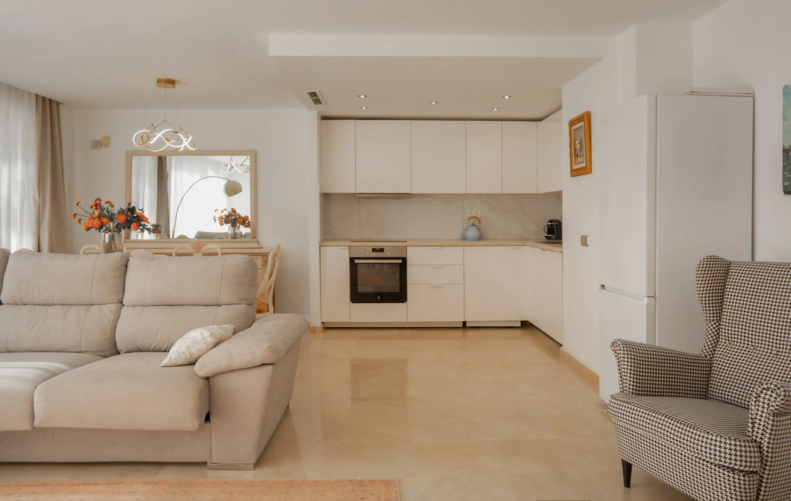 This bright and spacious 2-bedroom, 2-bathroom apartment offers comfortable living in a secure gated community. The property features a large 39 m² southwest-facing terrace overlooking landscaped gardens and the communal pool, perfect for outdoor dining, 