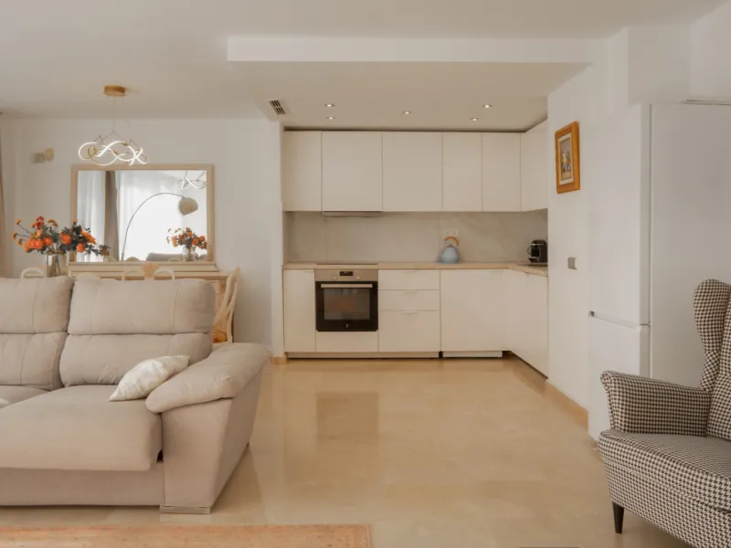 This bright and spacious 2-bedroom, 2-bathroom apartment offers comfortable living in a secure gated community. The property features a large 39 m² southwest-facing terrace overlooking landscaped gardens and the communal pool, perfect for outdoor dining, 