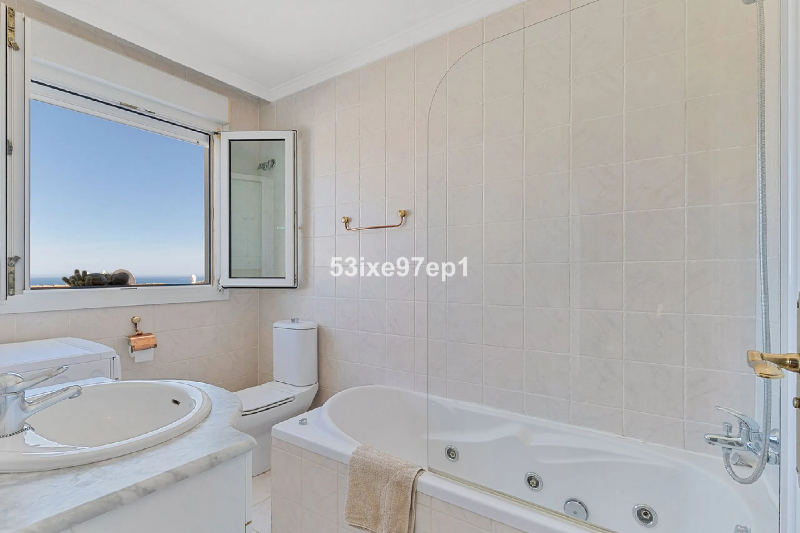 Welcome to this lovely townhouse in a quiet area with fantastic sea views of the entire beach and the port of Fuengirola from the roof terrace!