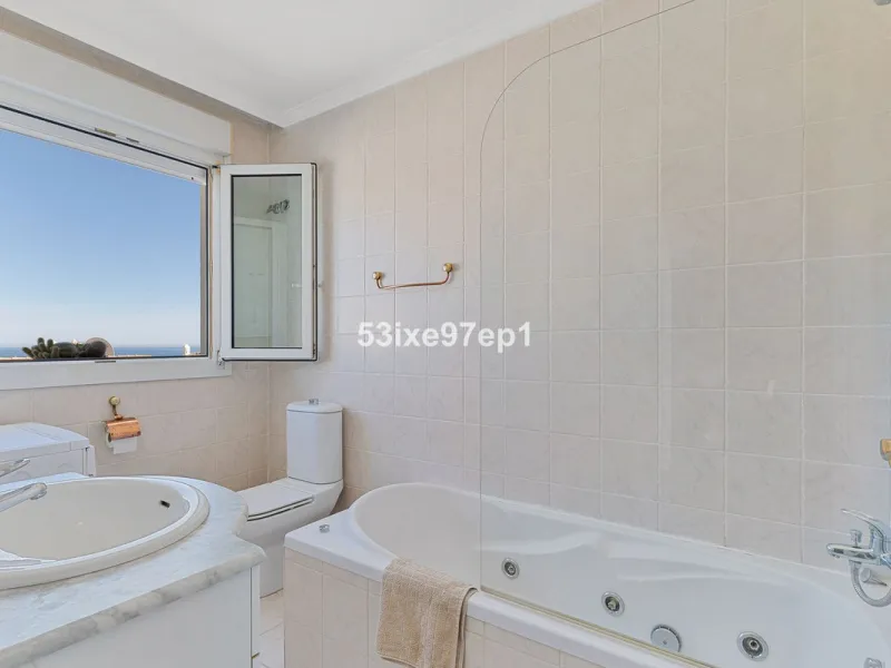 Welcome to this lovely townhouse in a quiet area with fantastic sea views of the entire beach and the port of Fuengirola from the roof terrace!