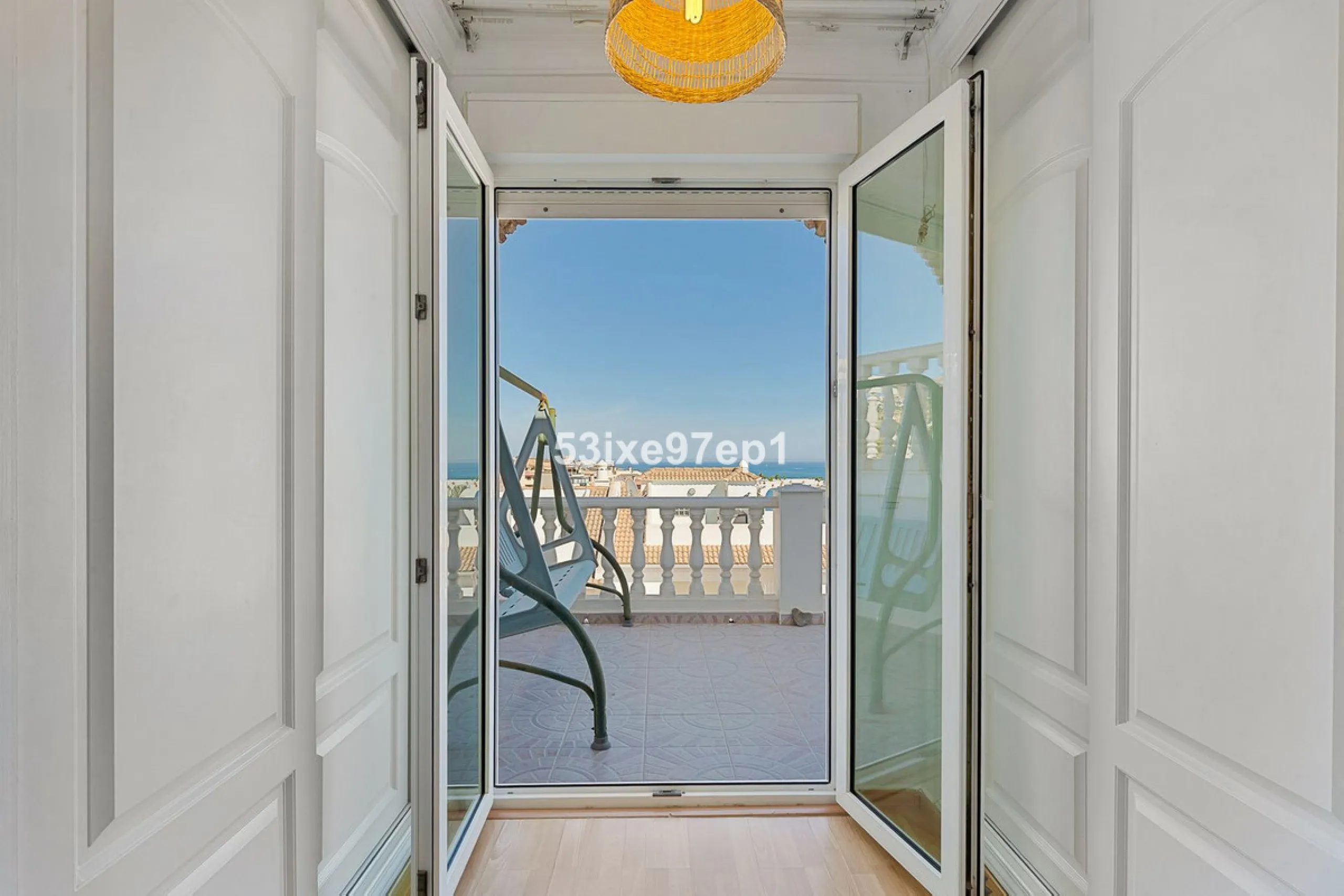 Welcome to this lovely townhouse in a quiet area with fantastic sea views of the entire beach and the port of Fuengirola from the roof terrace!