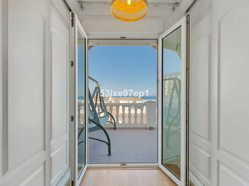 Welcome to this lovely townhouse in a quiet area with fantastic sea views of the entire beach and the port of Fuengirola from the roof terrace!
