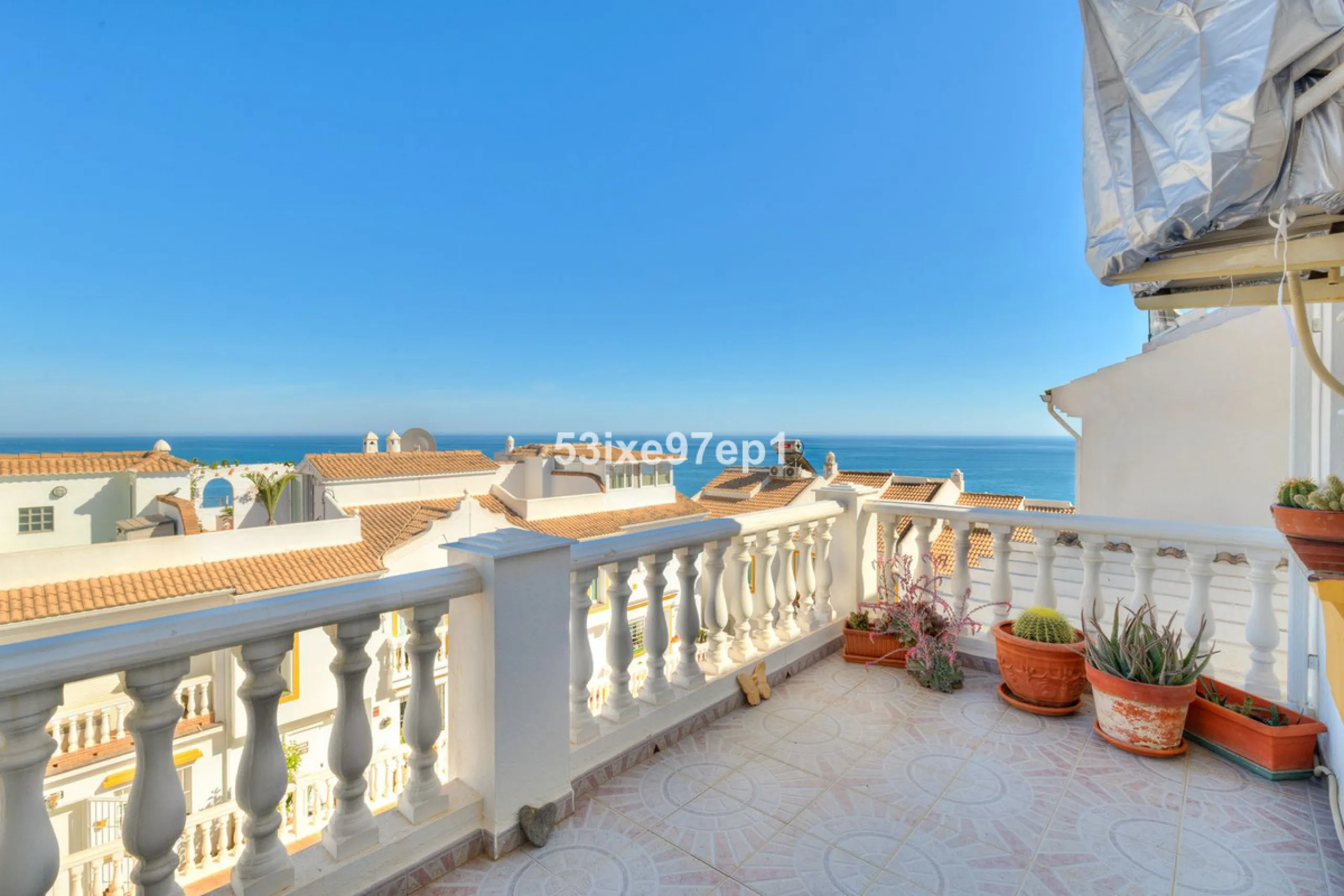 Welcome to this lovely townhouse in a quiet area with fantastic sea views of the entire beach and the port of Fuengirola from the roof terrace!