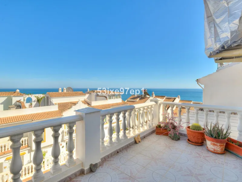 Welcome to this lovely townhouse in a quiet area with fantastic sea views of the entire beach and the port of Fuengirola from the roof terrace!