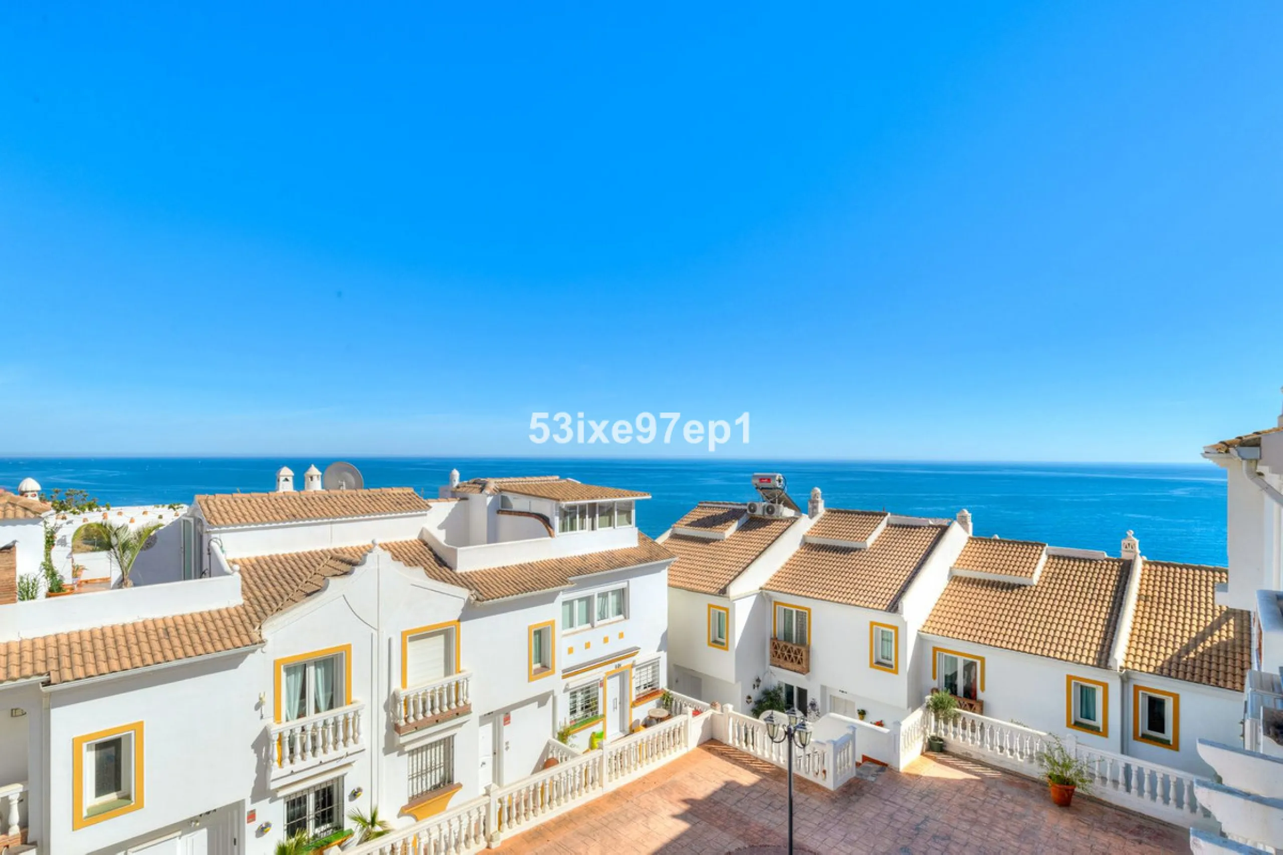 Welcome to this lovely townhouse in a quiet area with fantastic sea views of the entire beach and the port of Fuengirola from the roof terrace!