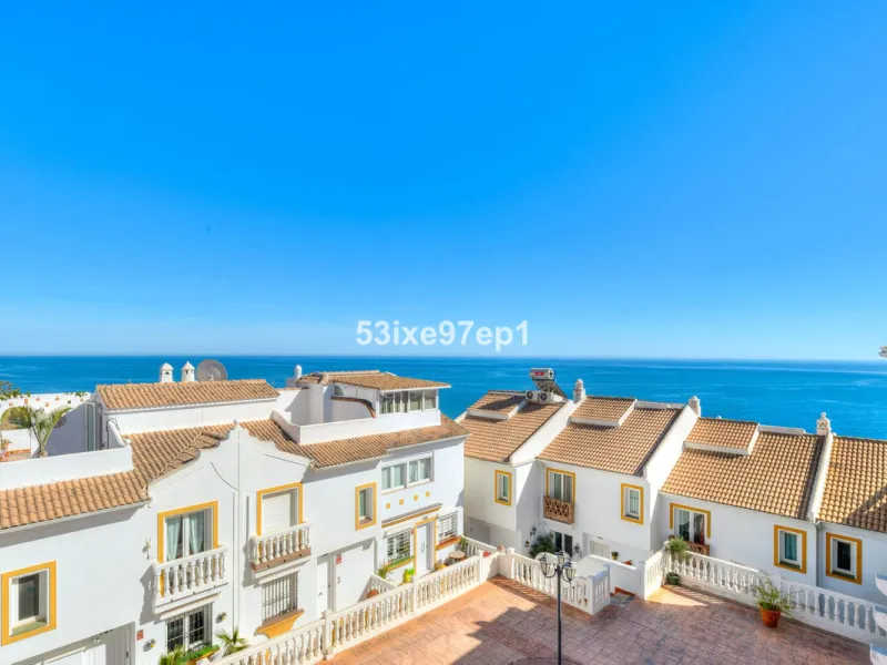 Welcome to this lovely townhouse in a quiet area with fantastic sea views of the entire beach and the port of Fuengirola from the roof terrace!