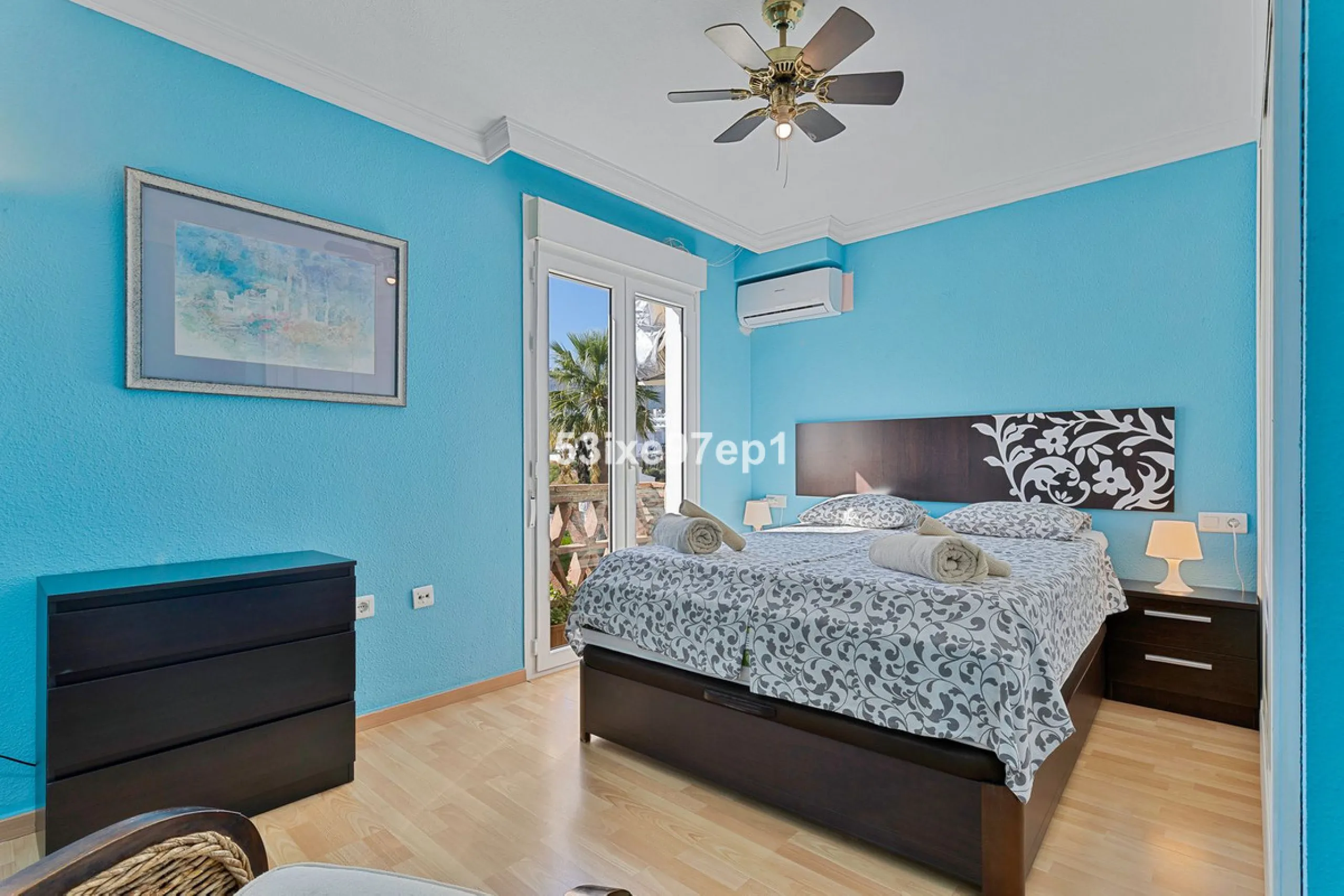 Welcome to this lovely townhouse in a quiet area with fantastic sea views of the entire beach and the port of Fuengirola from the roof terrace!