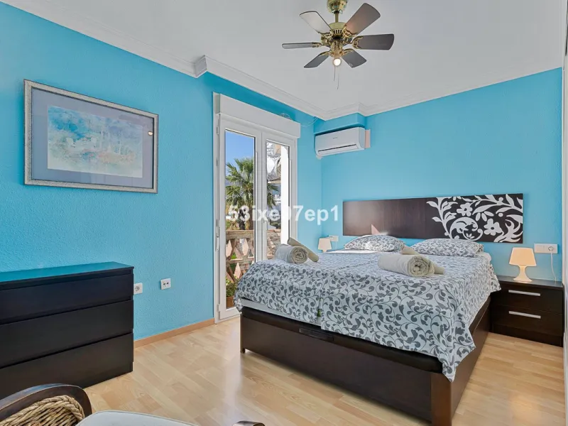 Welcome to this lovely townhouse in a quiet area with fantastic sea views of the entire beach and the port of Fuengirola from the roof terrace!