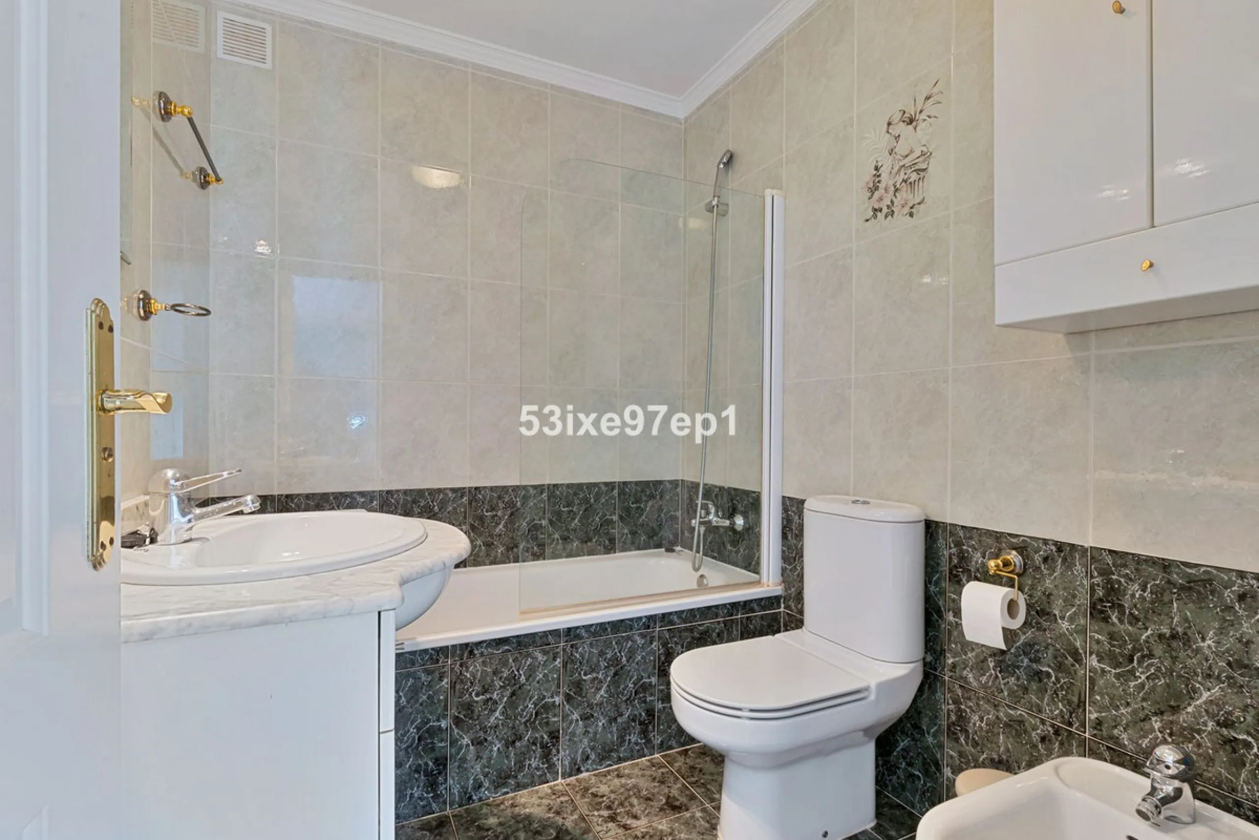 Welcome to this lovely townhouse in a quiet area with fantastic sea views of the entire beach and the port of Fuengirola from the roof terrace!