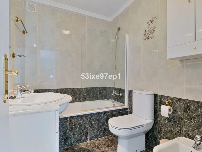 Welcome to this lovely townhouse in a quiet area with fantastic sea views of the entire beach and the port of Fuengirola from the roof terrace!