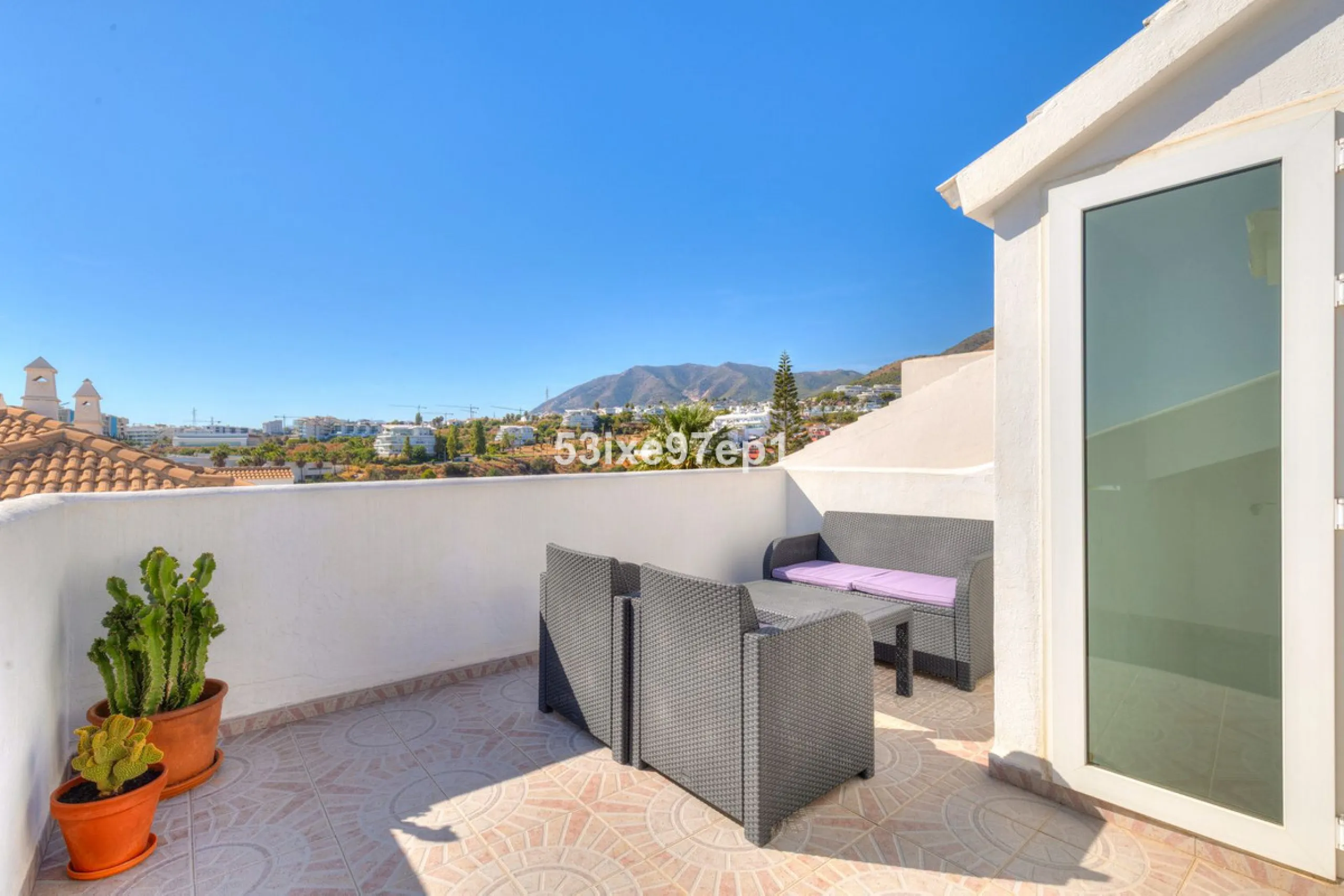 Welcome to this lovely townhouse in a quiet area with fantastic sea views of the entire beach and the port of Fuengirola from the roof terrace!