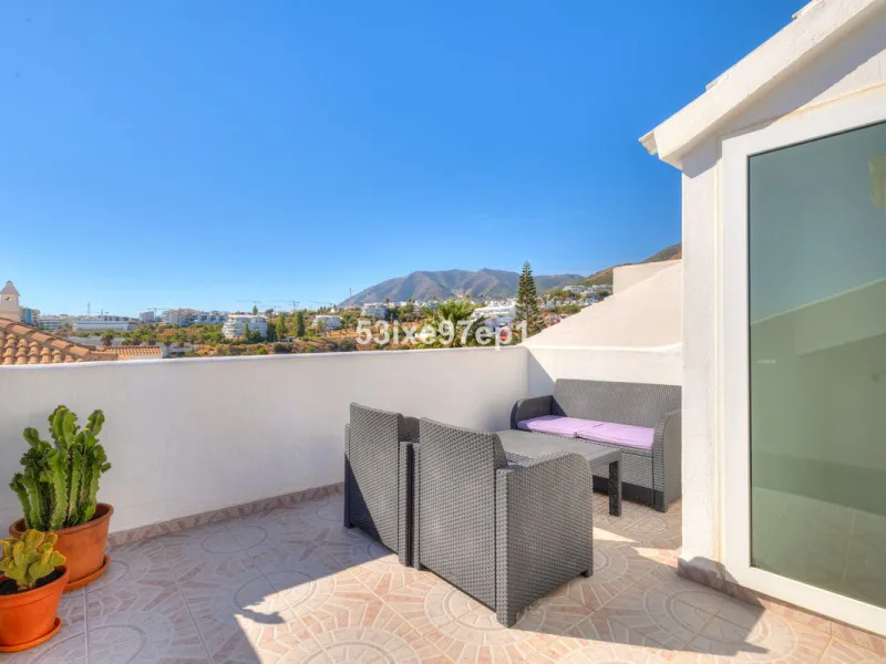 Welcome to this lovely townhouse in a quiet area with fantastic sea views of the entire beach and the port of Fuengirola from the roof terrace!