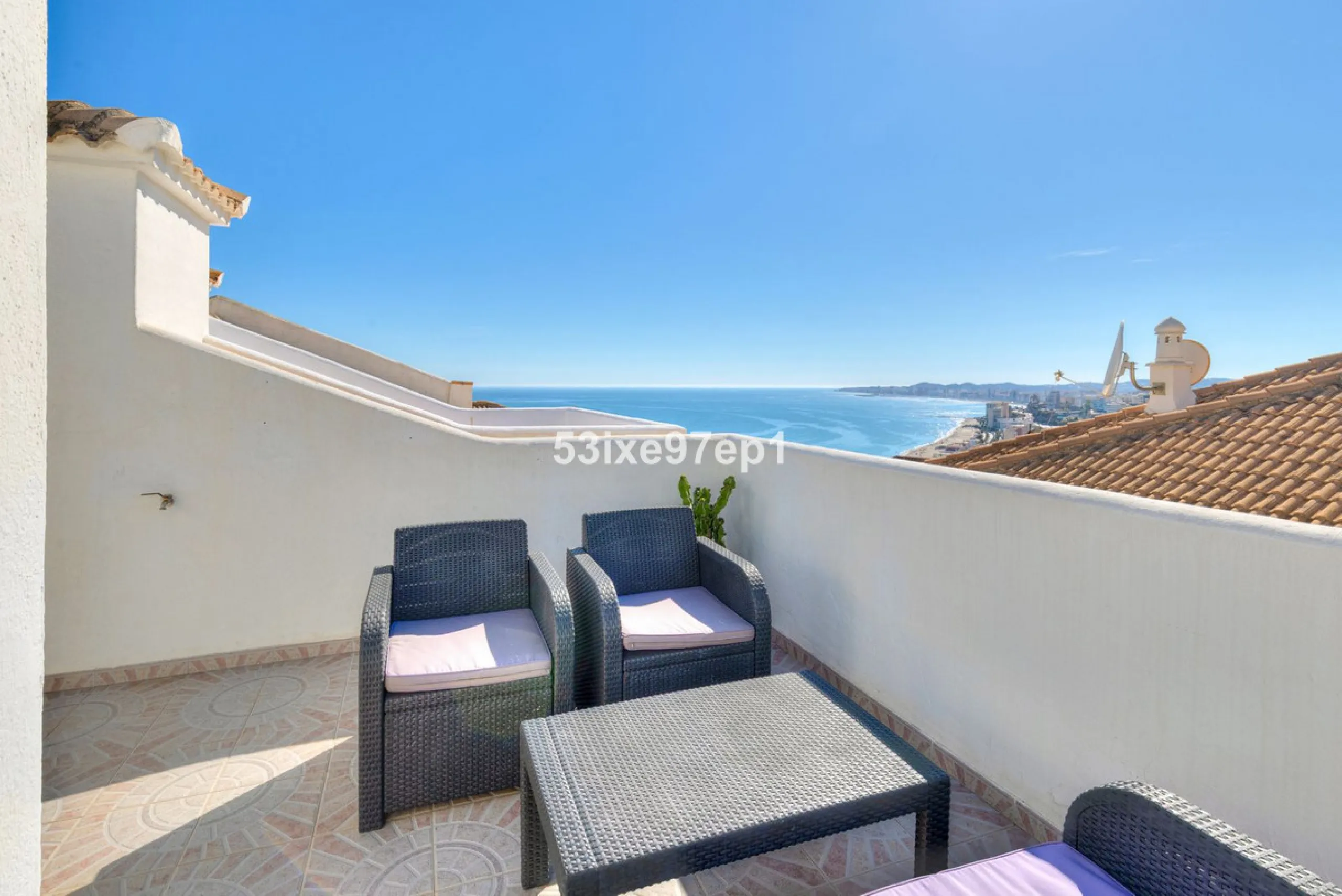 Welcome to this lovely townhouse in a quiet area with fantastic sea views of the entire beach and the port of Fuengirola from the roof terrace!