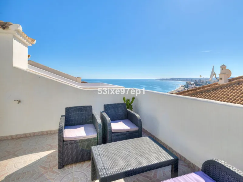 Welcome to this lovely townhouse in a quiet area with fantastic sea views of the entire beach and the port of Fuengirola from the roof terrace!