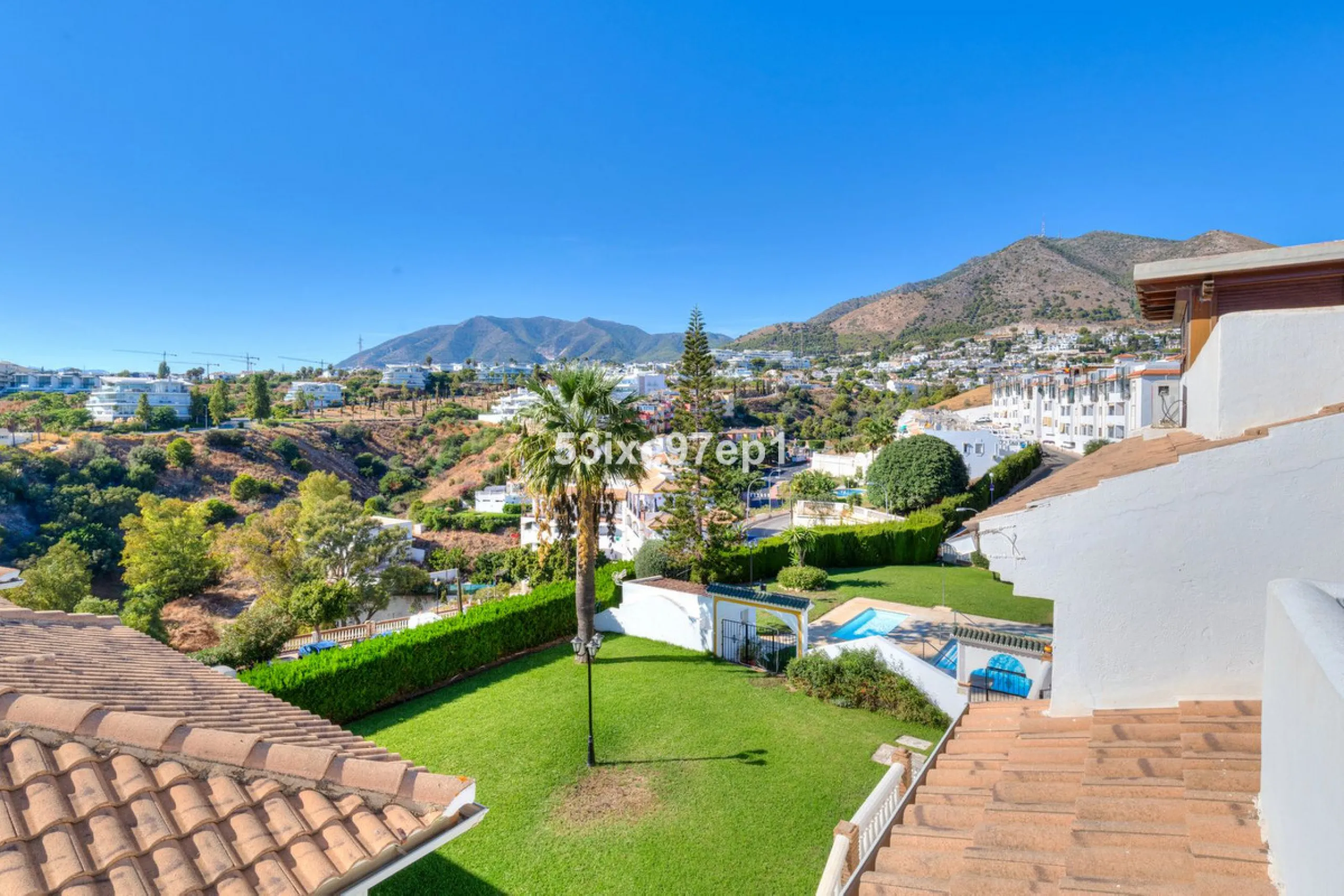 Welcome to this lovely townhouse in a quiet area with fantastic sea views of the entire beach and the port of Fuengirola from the roof terrace!