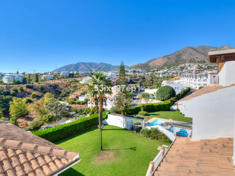 Welcome to this lovely townhouse in a quiet area with fantastic sea views of the entire beach and the port of Fuengirola from the roof terrace!