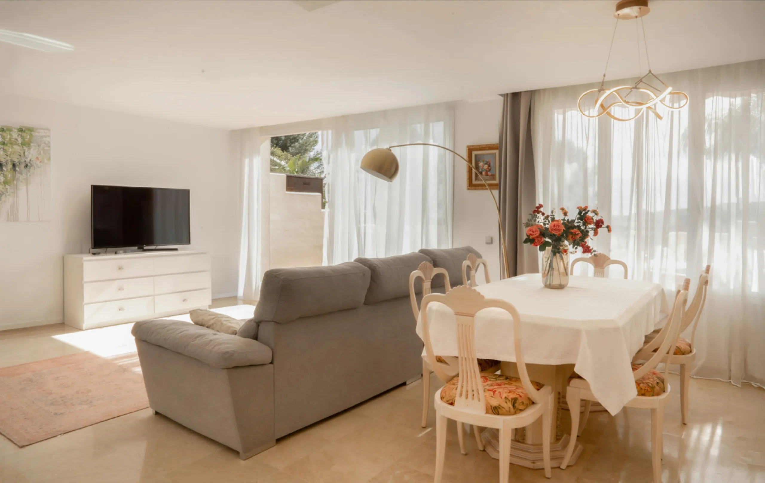 This bright and spacious 2-bedroom, 2-bathroom apartment offers comfortable living in a secure gated community. The property features a large 39 m² southwest-facing terrace overlooking landscaped gardens and the communal pool, perfect for outdoor dining, 