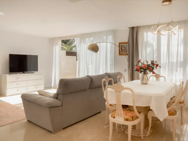 This bright and spacious 2-bedroom, 2-bathroom apartment offers comfortable living in a secure gated community. The property features a large 39 m² southwest-facing terrace overlooking landscaped gardens and the communal pool, perfect for outdoor dining, 