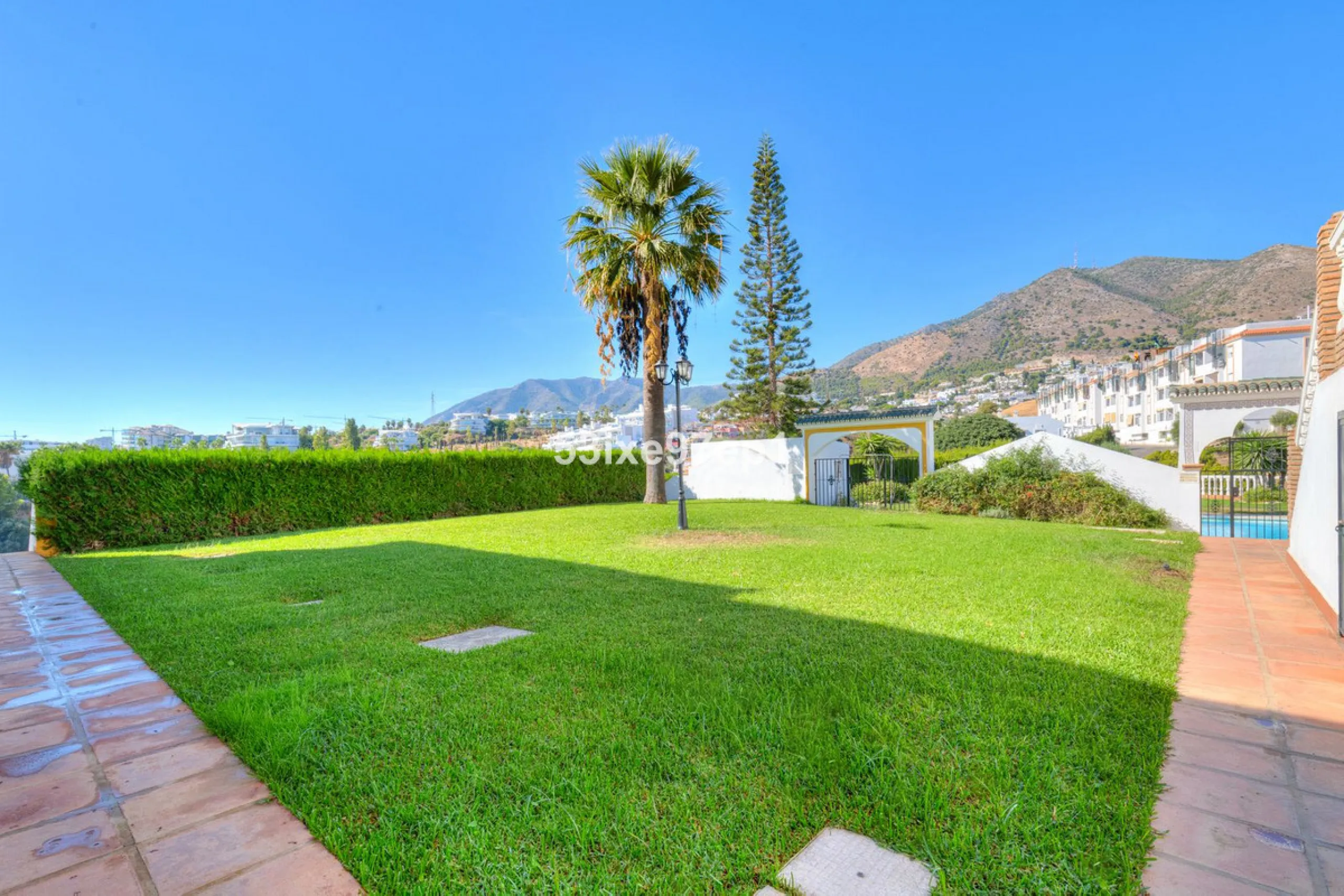 Welcome to this lovely townhouse in a quiet area with fantastic sea views of the entire beach and the port of Fuengirola from the roof terrace!
