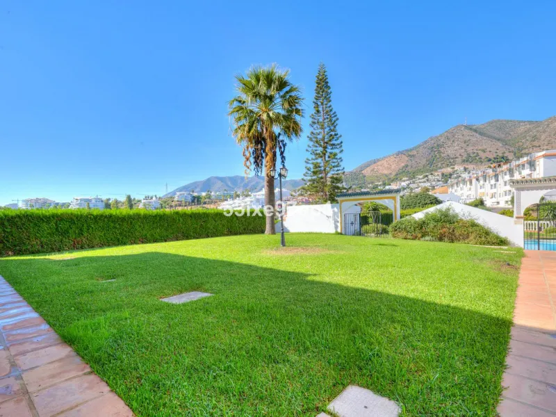Welcome to this lovely townhouse in a quiet area with fantastic sea views of the entire beach and the port of Fuengirola from the roof terrace!
