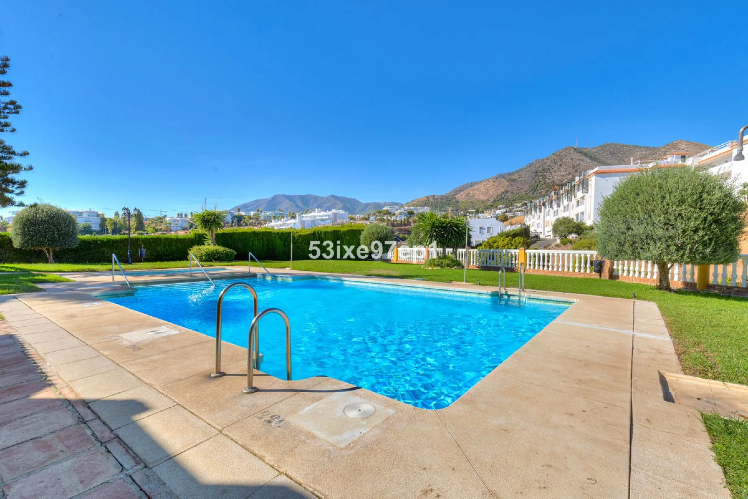 Welcome to this lovely townhouse in a quiet area with fantastic sea views of the entire beach and the port of Fuengirola from the roof terrace!