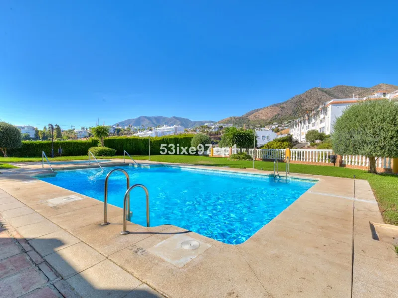 Welcome to this lovely townhouse in a quiet area with fantastic sea views of the entire beach and the port of Fuengirola from the roof terrace!