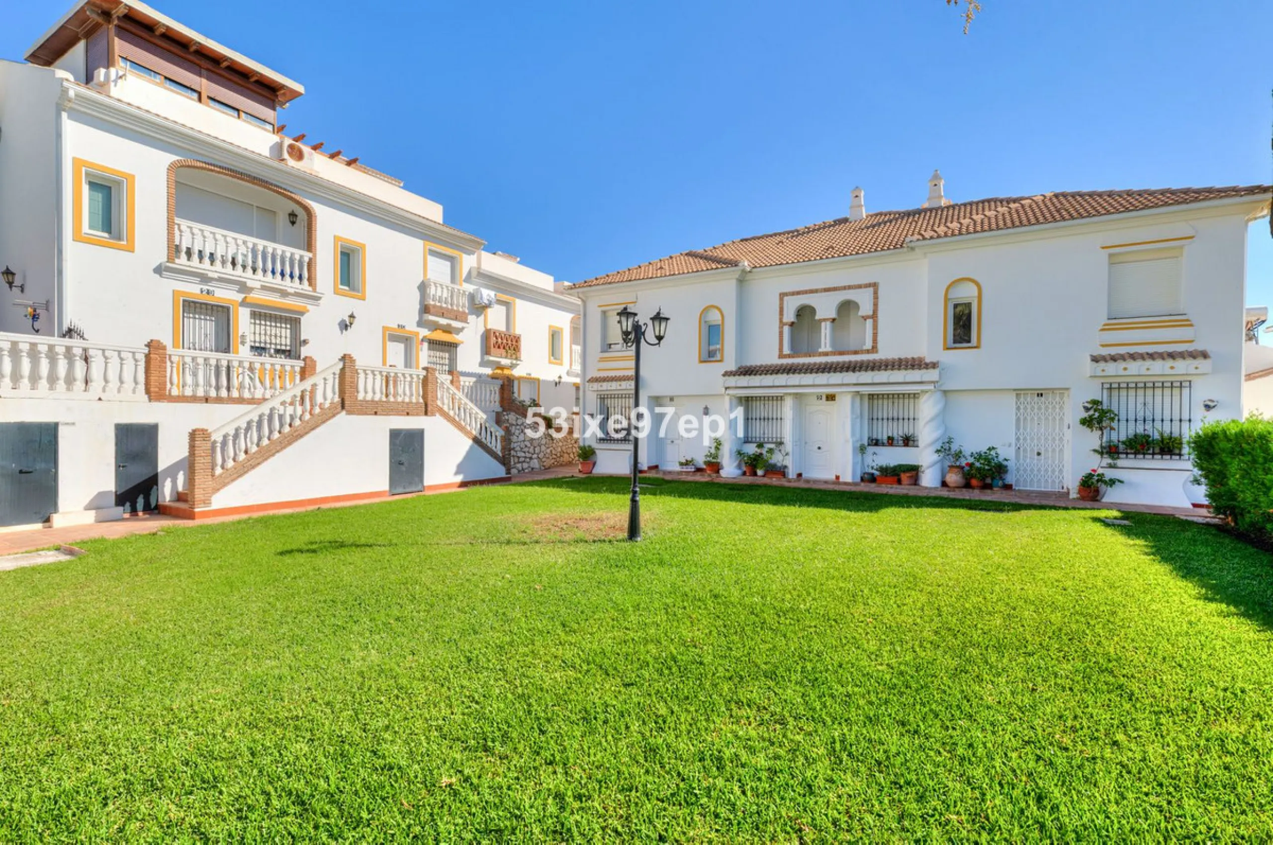 Welcome to this lovely townhouse in a quiet area with fantastic sea views of the entire beach and the port of Fuengirola from the roof terrace!