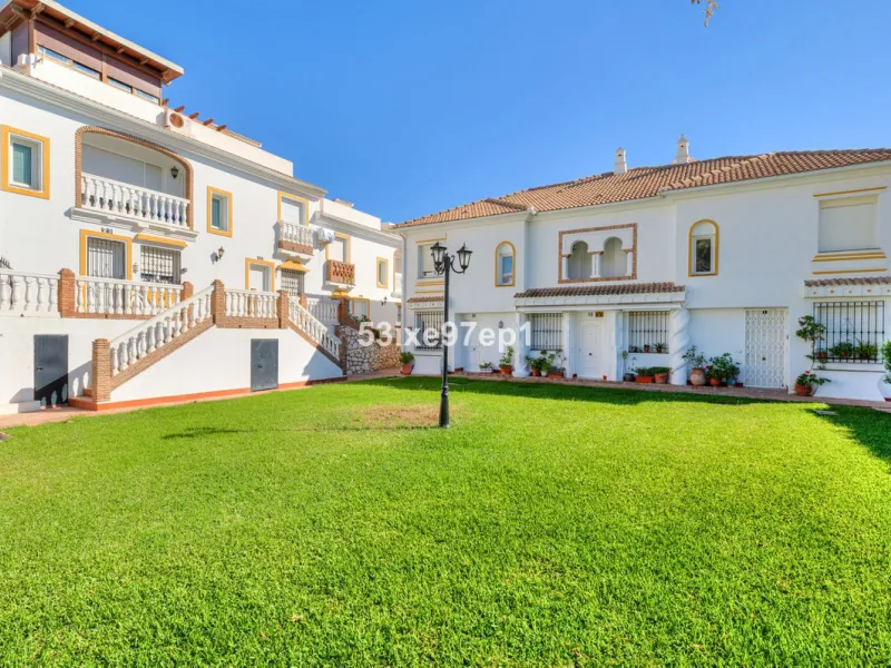 Welcome to this lovely townhouse in a quiet area with fantastic sea views of the entire beach and the port of Fuengirola from the roof terrace!