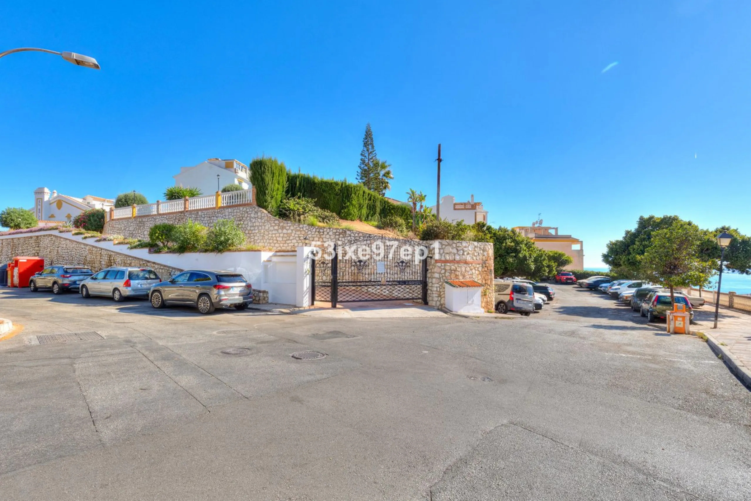 Welcome to this lovely townhouse in a quiet area with fantastic sea views of the entire beach and the port of Fuengirola from the roof terrace!