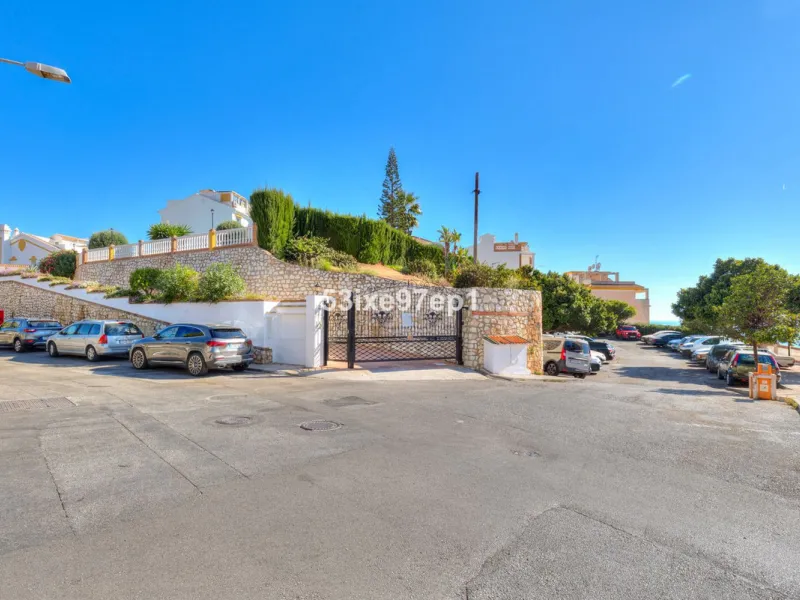 Welcome to this lovely townhouse in a quiet area with fantastic sea views of the entire beach and the port of Fuengirola from the roof terrace!