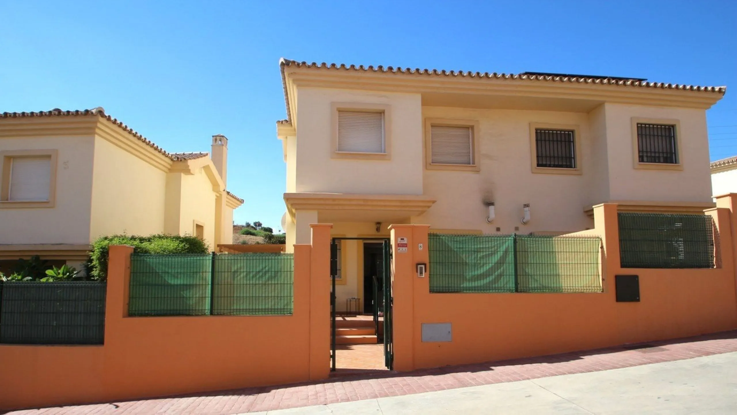 Spacious Semi‑Detached Villa for Sale in Los Pacos, Fuengirola