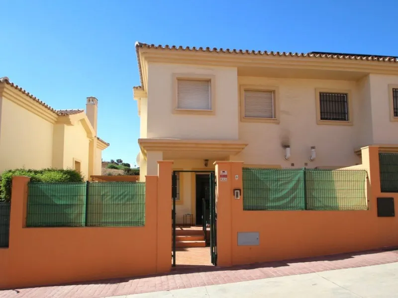 Spacious Semi‑Detached Villa for Sale in Los Pacos, Fuengirola