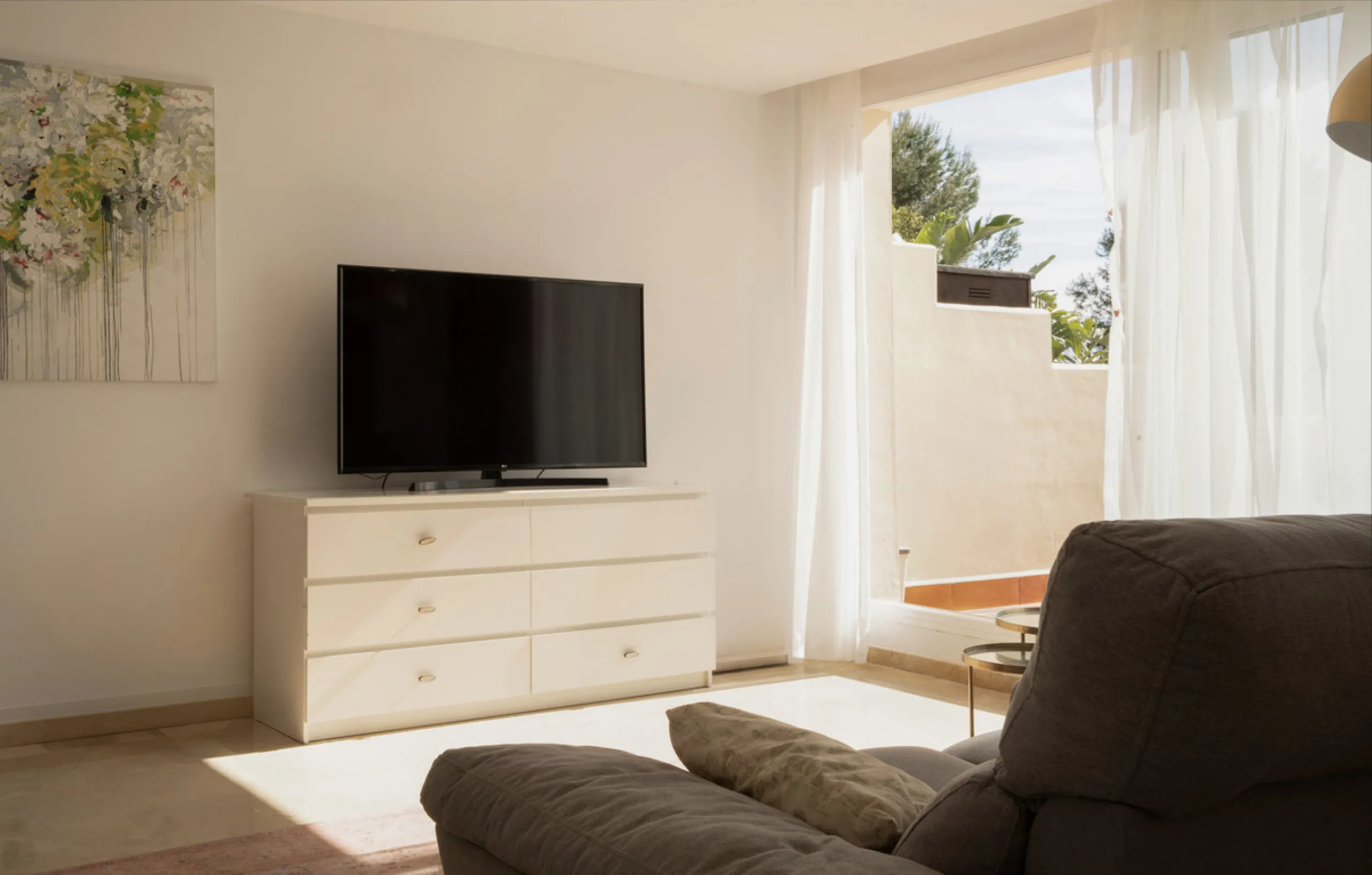 This bright and spacious 2-bedroom, 2-bathroom apartment offers comfortable living in a secure gated community. The property features a large 39 m² southwest-facing terrace overlooking landscaped gardens and the communal pool, perfect for outdoor dining, 