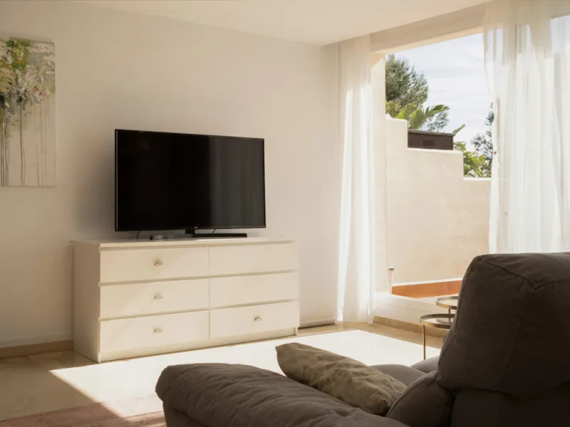 This bright and spacious 2-bedroom, 2-bathroom apartment offers comfortable living in a secure gated community. The property features a large 39 m² southwest-facing terrace overlooking landscaped gardens and the communal pool, perfect for outdoor dining, 