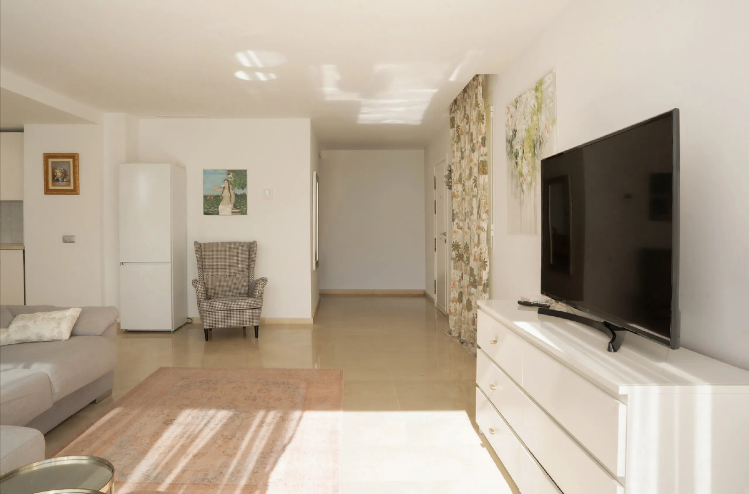 This bright and spacious 2-bedroom, 2-bathroom apartment offers comfortable living in a secure gated community. The property features a large 39 m² southwest-facing terrace overlooking landscaped gardens and the communal pool, perfect for outdoor dining, 