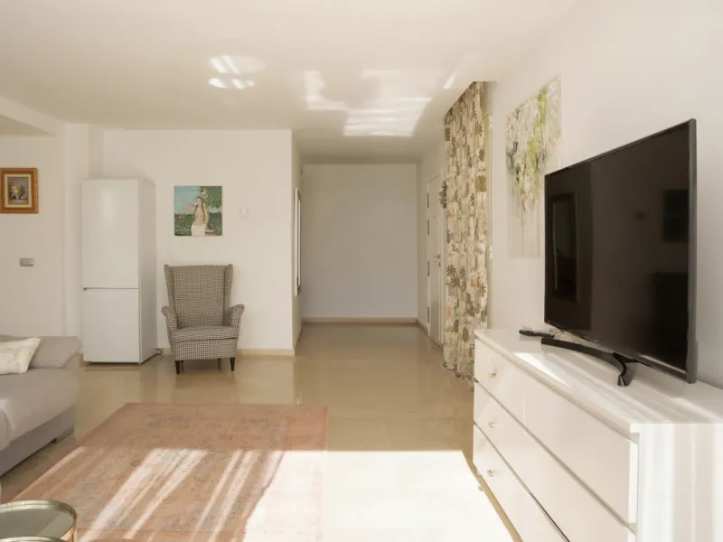 This bright and spacious 2-bedroom, 2-bathroom apartment offers comfortable living in a secure gated community. The property features a large 39 m² southwest-facing terrace overlooking landscaped gardens and the communal pool, perfect for outdoor dining, 